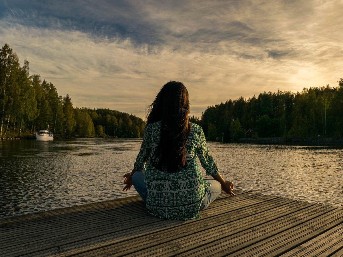 Posture du lotus au bord d’un lac